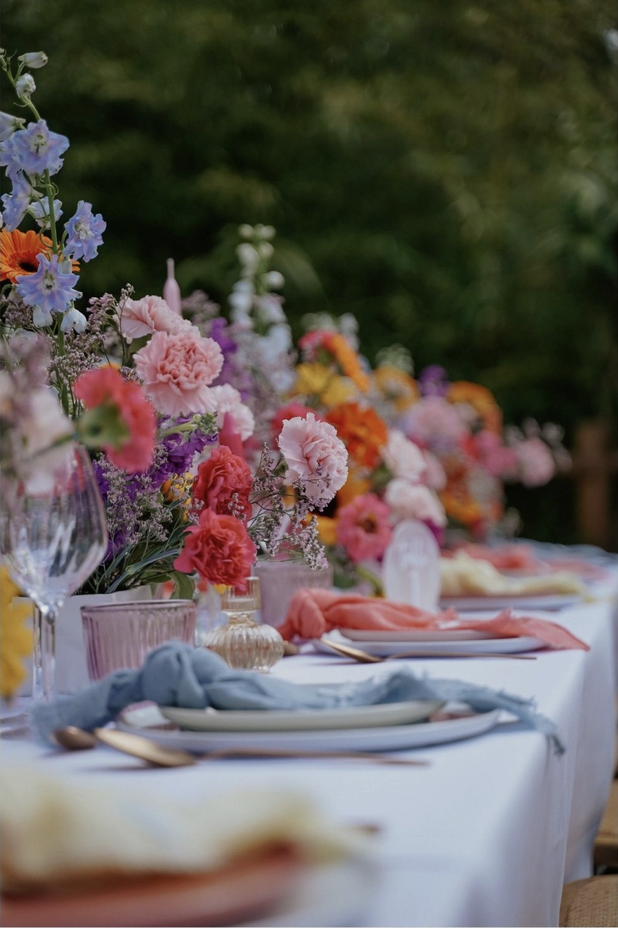 Table de réception fleurie dressée en extérieur